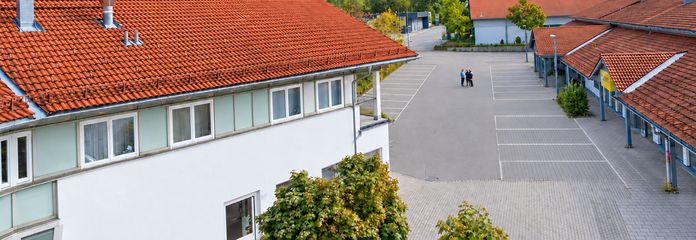2-room maisonette with balcony in Hausham – approx. 63 m², no commission, available approx. from 01.01.27 – Aussicht Ostbalkon