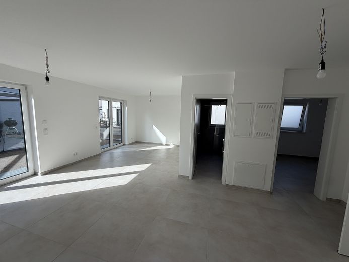 Erstbezug im Neubau – Stilvolle 2-Zimmer-Wohnung mit eigenem Garten und moderner Ausstattung – Wohnzimmer
