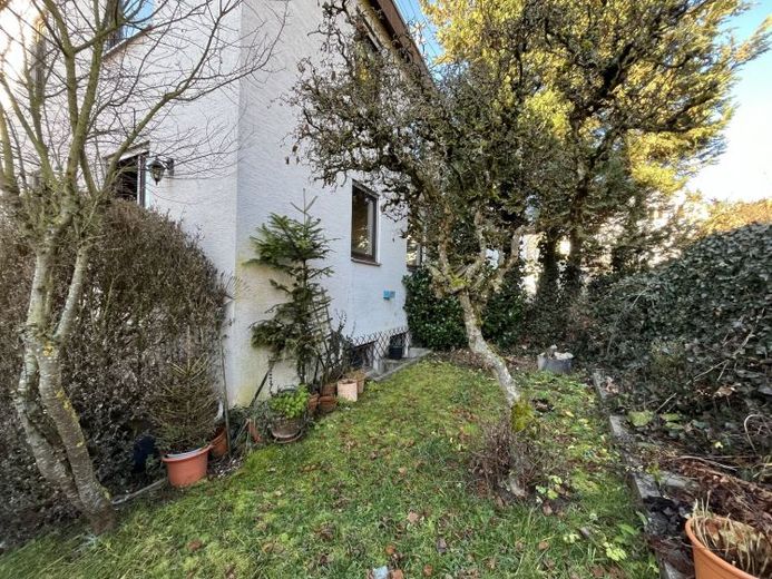Gechingen: Sıra evin uç bölümünde 3 kat üzerine 3,5 odalı daire – Fotoğraf 1