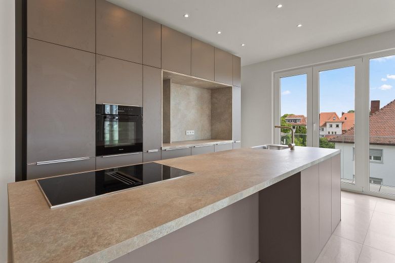 4-Zimmer-Wohnung mit hochwertiger Einbauküche und großem Balkon zu vermieten! – Küchenzeile
