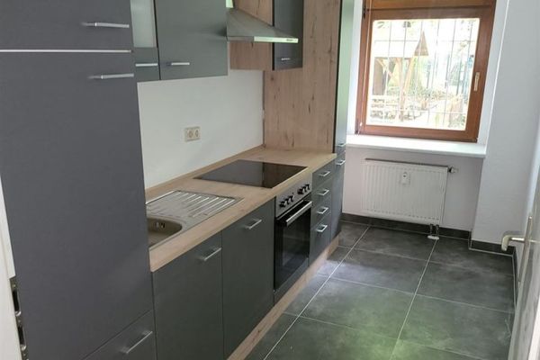 Großzügige und neu renovierte 2-Zimmer mit EBK & Laminat im Zentrum!