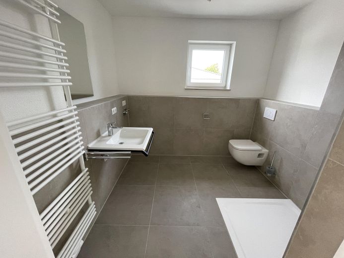 ***Moderne KfW-40 & QNG+ Neubauwohnung – Service-Wohnen mit Komfort & Sicherheit*** – Badezimmer