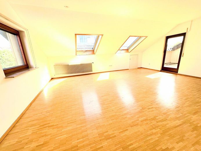 Repräsentatives 2-Familienhaus mit Ausbaupotential in begehrter Wohnlage – DG Wohnzimmer