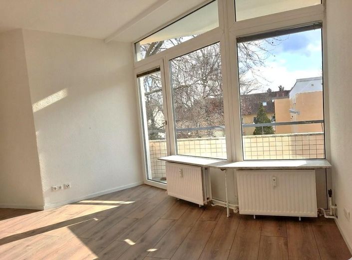 3-Zimmer-Wohnung (72 m²) mit Südwest-Balkon & Stellplatz – umfassend saniert (Provisonsfrei) – Wohnzimmer