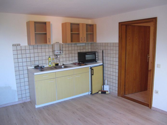 Sonniges Haus, 3 kpl. Wohnungen, Alleinlage, unverbaubarer Fernblick, Urlaubsregion Sonnenwald – Küchenzeile im Souterrain