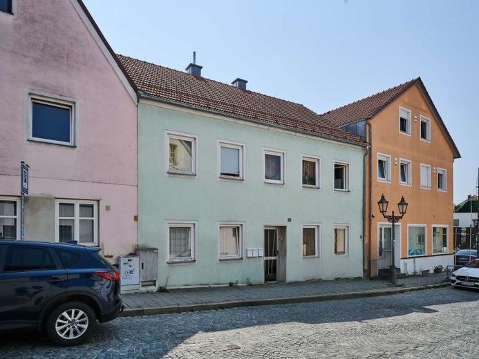 Ihr Platz im historischen Ortskern von Geiselhöring: Mehrfamilienhaus mit 3 Wohneinheiten – Foto 1