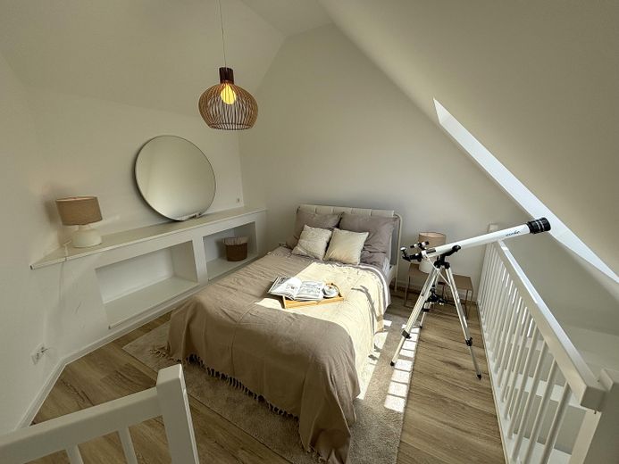 Vollmöblierte 2,5-Zimmer-Maisonette mit Tageslichtbad & Kellerraum - Neubau 2024 in Köln Mülheim! – Schlafzimmer