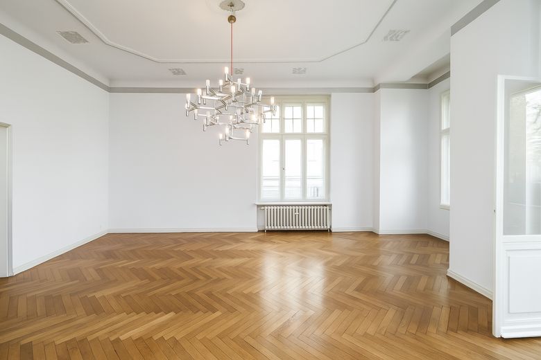 helle Altbau Wohnung in ruhiger, familienfreundlicher Westend Lage Berlins – Wohnzimmer