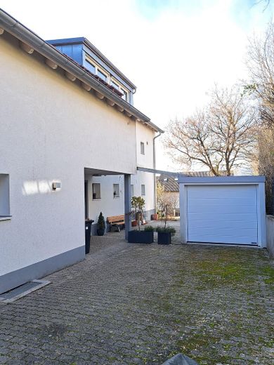 Eingang und Garage