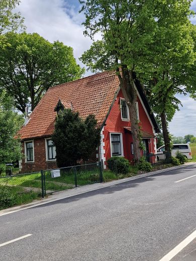 Hausansicht mit Auffahrt