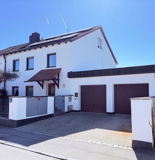 Huzurun şehre yakınlıkla buluştuğu yer – güneş alan güney bahçesiyle – Haus Straßenseite