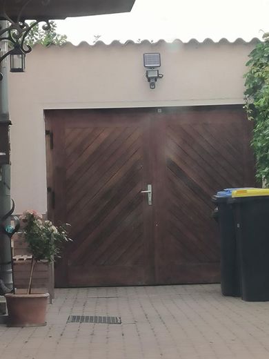 سعادة عائلية مُعتنى بها جيدًا مع 5 غرف وحديقة واسعة في هالدنسليبن – Blick auf Garage