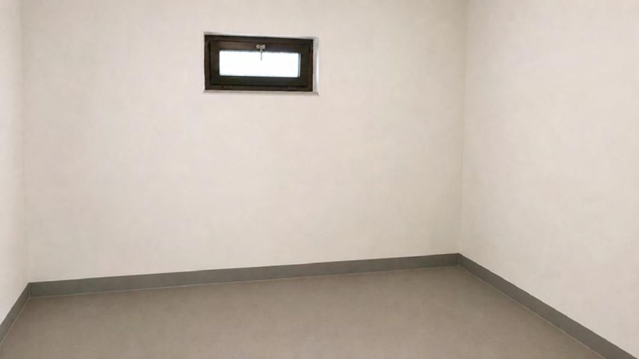 Pure Rheinromantik – Kellerraum mit Fenster