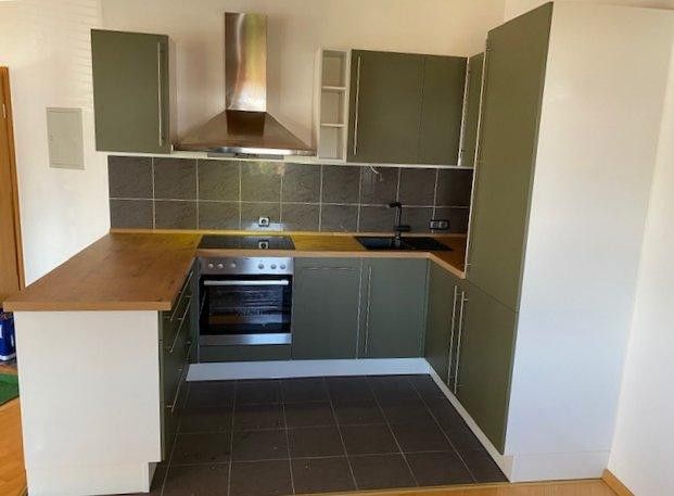 Einbauküche mit Edelstahlabzug