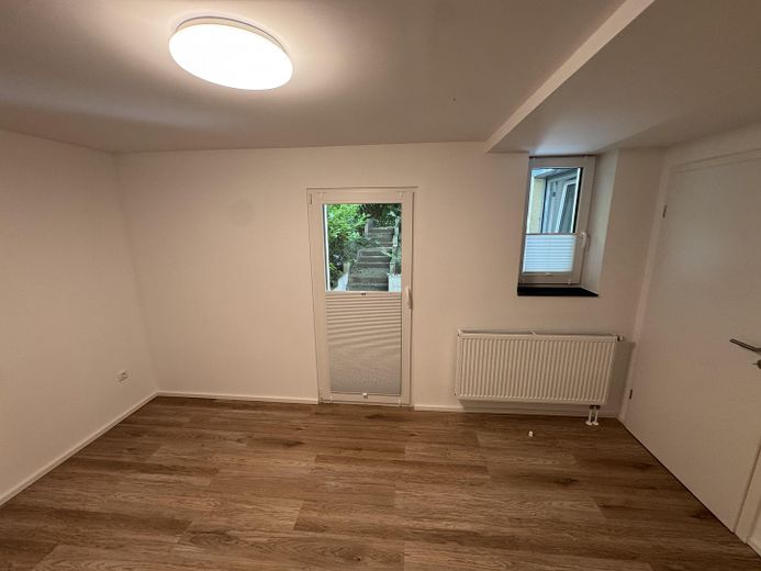 2-Zimmer-Souterrain-Wohnung mit Terrasse und EBK – Schlafzimmer