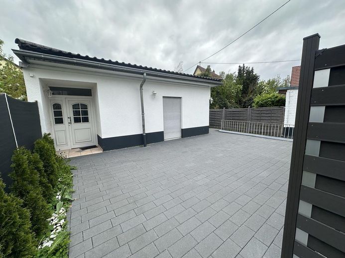 Casa invece di appartamento! Abitare spazioso su un unico livello – Hauseingang mit Terasse