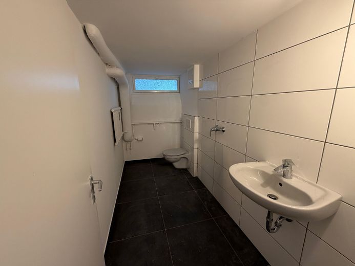 Jasny, elastyczny lokal użytkowy w Bonn – idealny na biuro lub gabinet – Duschbad