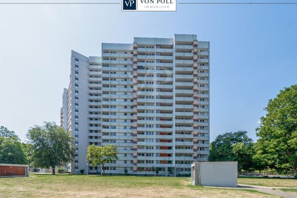 Apartamento en edificio alto: ático con vistas panorámicas y disfrute de una logia