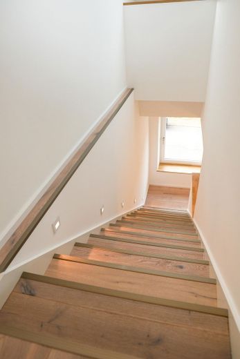 Treppe hinab ins 1. OG