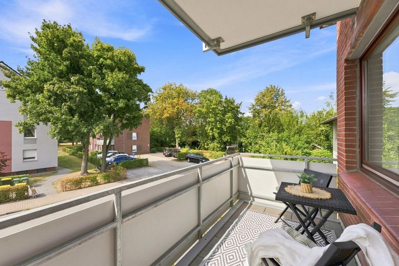 Emménagez immédiatement et sentez-vous chez vous – appartement de deux pièces avec cuisine et salle de bains, fraîchement rénové, à 26123 Oldenburg-Donnerschwee – Sonnenbalkon