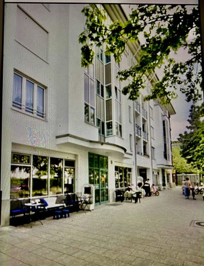 اشترِ العقار المناسب – Hausfront mit Café und Bäcker