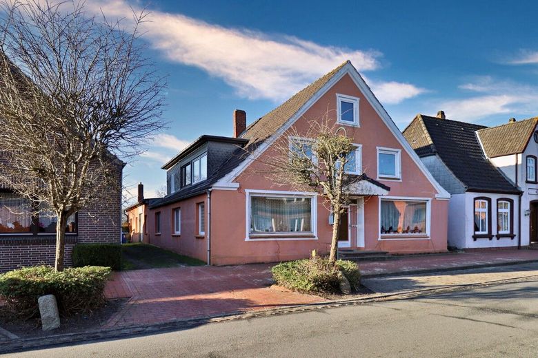 Mehrfamilienhaus mit Ausbaureserve in zentraler Lage von Lunden – Frontansicht