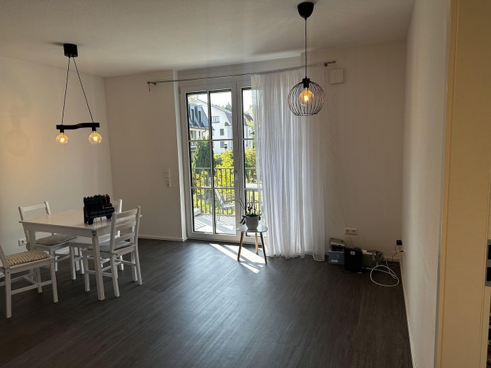 Modern appartement met 2 kamers – Wohnzimmer
