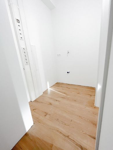 Hochwertiges Wellness-Bad - Komplett Saniert - Zentrale Lage in Ilsfeld - Inkl. EBK & Stellplatz – Abstellraum/Waschraum