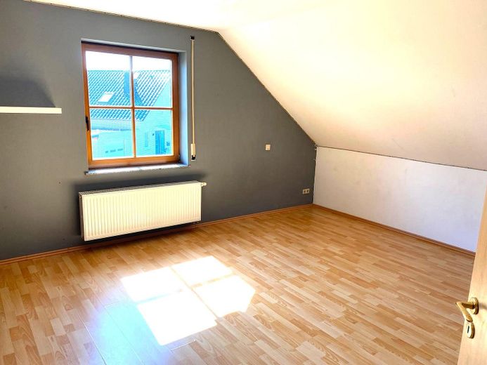 Freistehendes Einfamilienhaus mit Einliegerwohnung und Garage in ruhiger Lage (Sackgasse) von Brakel – Zimmer Hauptwohnung DG