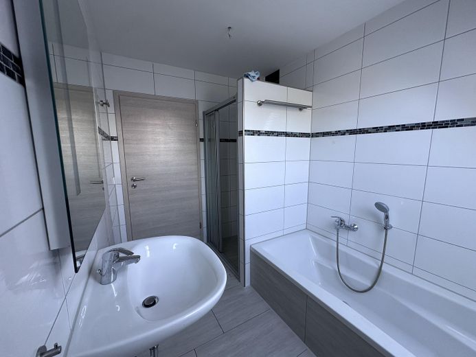 *Neuwertig & Zentral*: Geräumige 4-Zi.-Wohnung mit Balkon & Gäste-WC in Westerbeck – Badezimmer