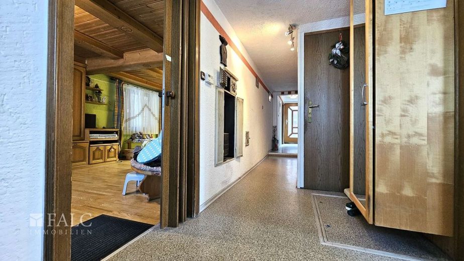 Zweifamilienhaus mit Potenzial in Landau a. d. Isar - zwei Wohneinheiten, Garage &amp; Garten – Flur EG
