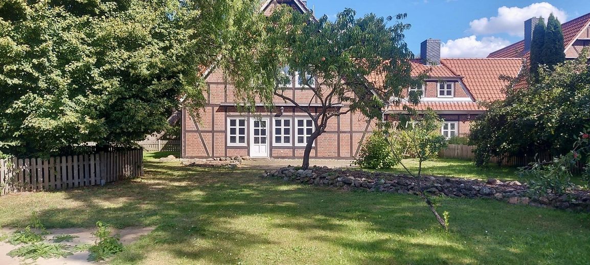Geräumige Haushälfte auf dem Land – Garten