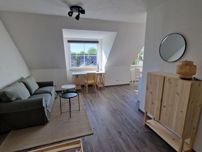 Luminoso, moderno, céntrico: elegante apartamento de 1 habitación (vacío o amueblado) – Wohnzimmer