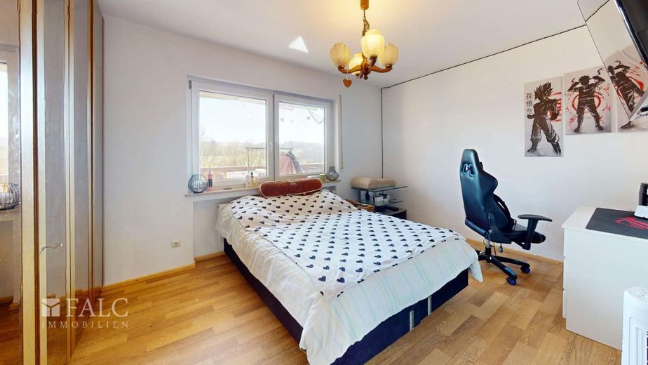 Großes Grundstück !! Viel Wohnfläche !! Kleiner Preis !! – EG Zimmer 1