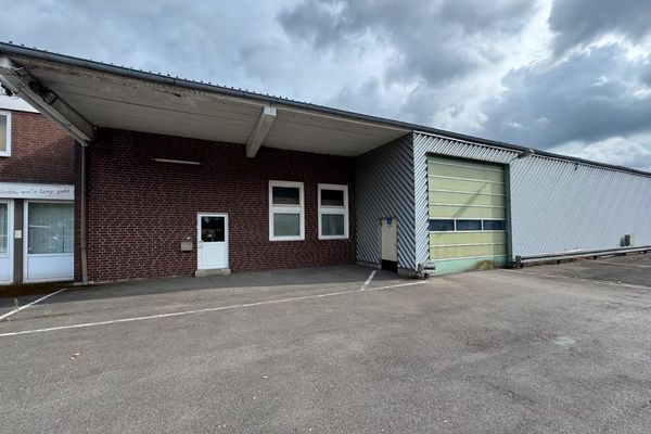 Capannone riscaldato in affitto / Uffici / Officina / Vendita al dettaglio consentita