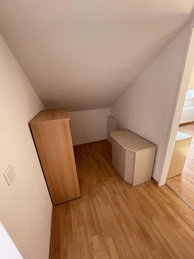 Möblierte 1-Zimmer-Wohnung mit EBK in Düsseldorf-Holthausen – Direktbus zur HHU – Flur