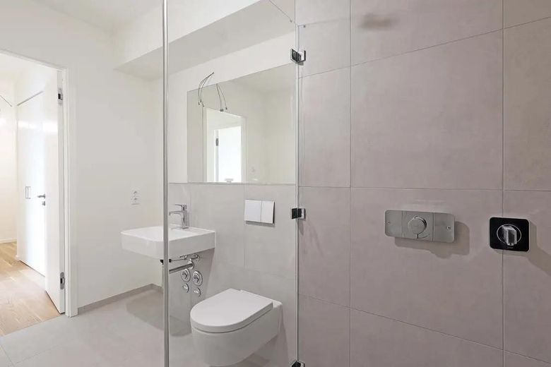 Lichtdurchflutete Traumwohnung, herrlicher Ausblick und Westbalkon - für Paare – Flur mit Einbauschrank