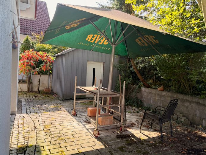 Dom jednorodzinny o wyjątkowej architekturze i dużym potencjale – Blick in den Garten