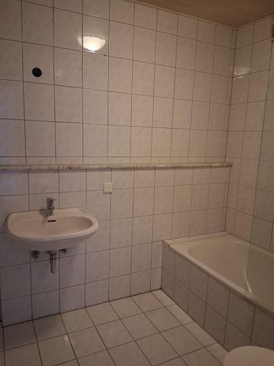 SOFORT BEZUGSFREI! Sehr geräumige lichtdurchflutete 4-Zi- Maisonette-Wohnung inkl. Balkon, Carport – Badezimmer