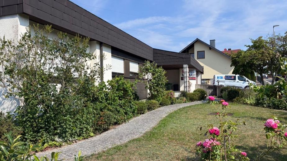 Villa d'architetto in stile Bauhaus con vista sulla valle del Main – Vorgarten