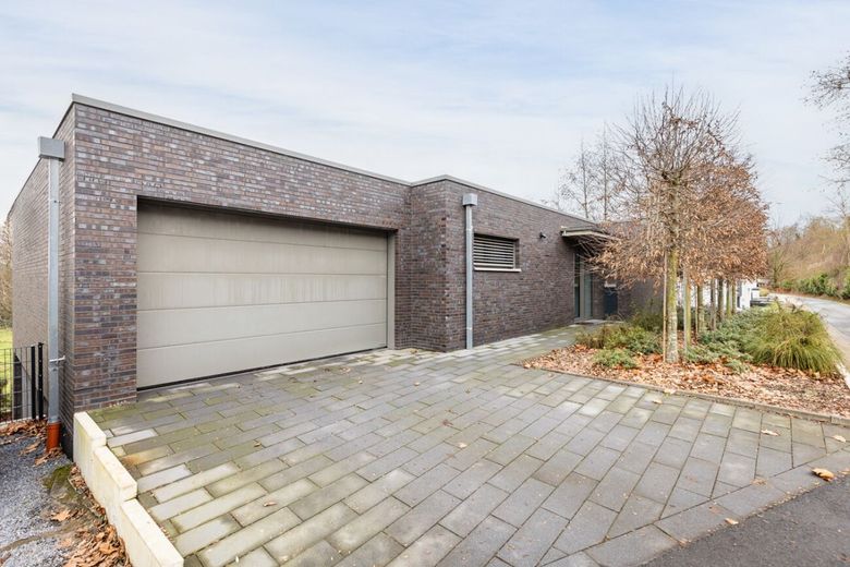 Architektenbungalow mit Split-Level-Bauweise, klarer Formensprache und freiem Landschaftsblick! – Straßenansicht