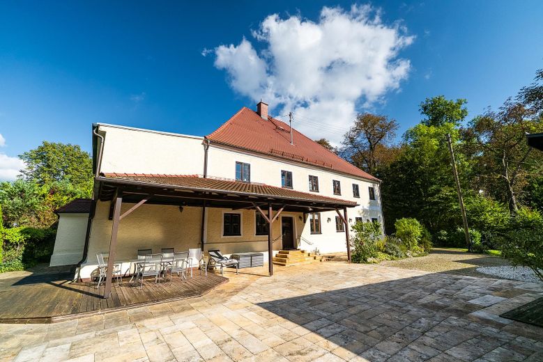 Eşsiz, komisyonsuz! Konut/lifestyle malikanesi, 3 daire, yaklaşık 480m² kullanım alanı, 800m² depo alanı, 7000 m² arsa – Haupthaus+Terrasse von Westen