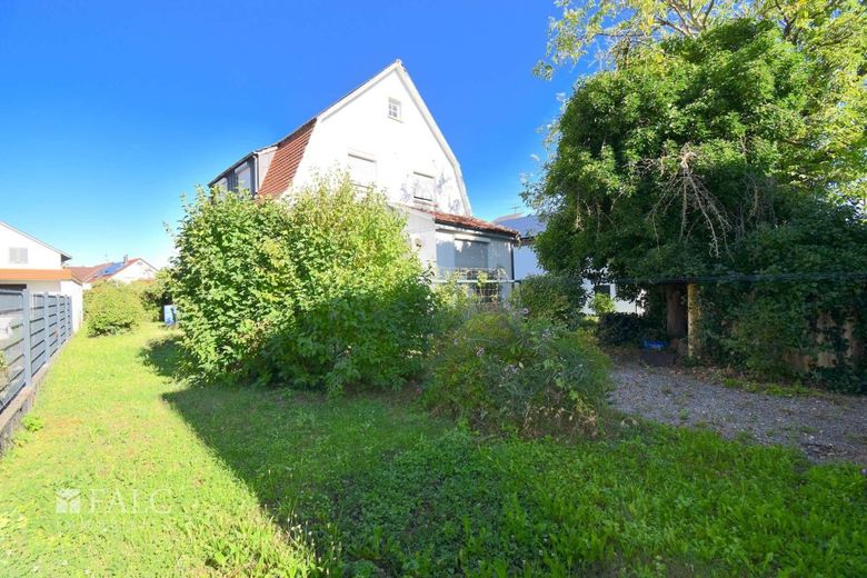 Großes Grundstück mit Handwerkerhaus – Außenansicht
