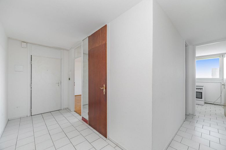 Bezugsfreie 3-Zimmer-Wohnung im 13. Obergeschoss mit zwei Balkonen und Alpenblick – Foto 11