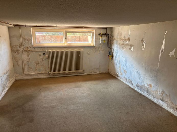 Bungalow mit großer Doppelgarage in ruhiger, zentraler Lage auf tollem Grundstück – Raum 2 im Keller
