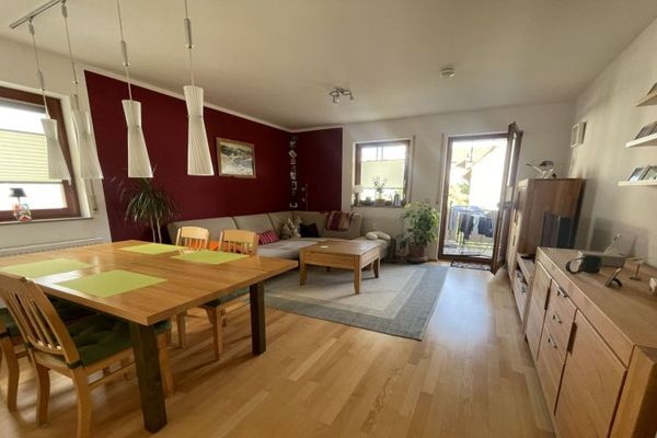Appartement de rêve lumineux de 3 pièces avec balcon, parquet et place de parking en sous-sol dans le parc résidentiel prisé