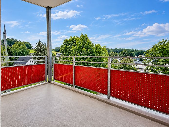 Appartamento di 3 locali completamente ristrutturato con ampio balcone e splendida vista a Thum – Referenzfoto Balkon