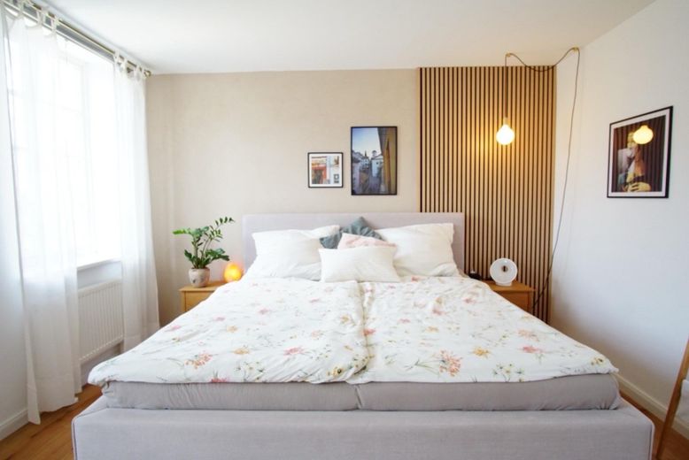 Klejnot u bram Hildesheim: pełne światła, ekskluzywne 4-pokojowe mieszkanie z kuchnią, łazienką i balkonem w dobrach klasztornych – Schlafzimmer