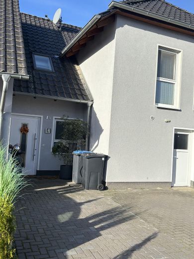 Eingang und Stellplätze