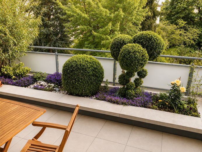 Großzügige Dachterrassenwohnung mit zusätzlichem Balkon in Haar – Begrünungsbeispiel Pflanztrog